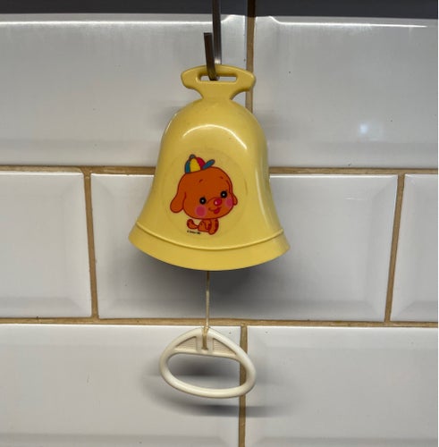 Sanrio Speldosa Dragfunktion Gul Hundmotiv 1983