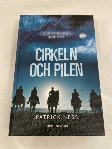 Cirkeln och pilen | Patrick Ness | Kaostrilogin | Inbunden