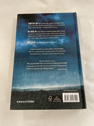 Cirkeln och pilen | Patrick Ness | Kaostrilogin | Inbunden