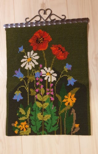 Broderad väggbonad i ullgarn. Äkta hantverk. Upphäng i grå smide. Vintage. Retro