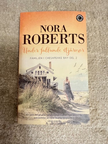 Under fallande stjärnor av Nora Roberts pocket