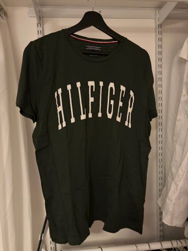 Tommy Hilfiger mörkgrön t-shirt, storlek L