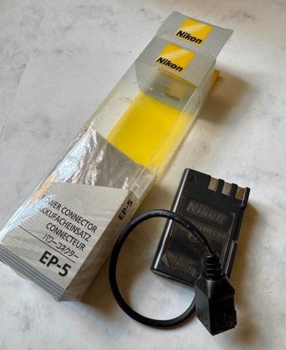 Nikon EP-5, Power connector, ny