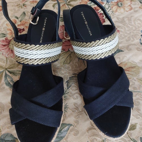 Tommy Hilfiger nya sandaler i darkblå tyg, st. 40