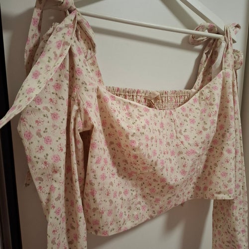 H&M vit topp med rosa blommor, storlek 46 mer som 44