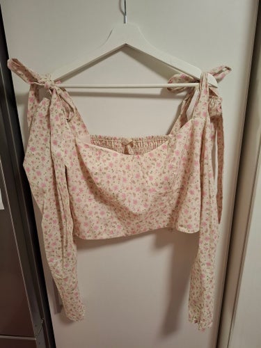 H&M vit topp med rosa blommor, storlek 46 mer som 44