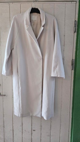 H&M beige/creamfärgade oversize kappa, storlek S