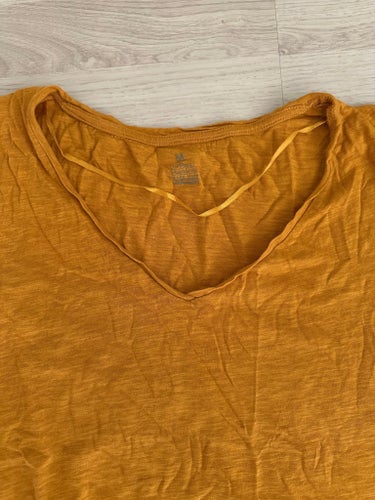 senapsgul t-shirt i storlek M