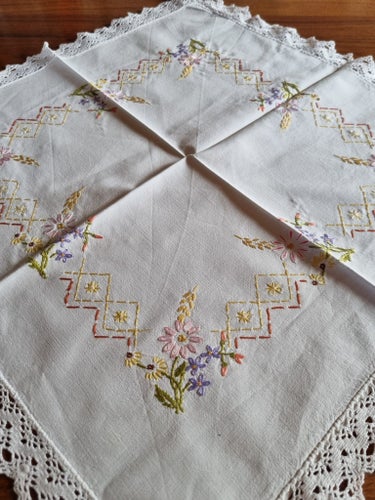 Duk med broderade blommor och virkad kant