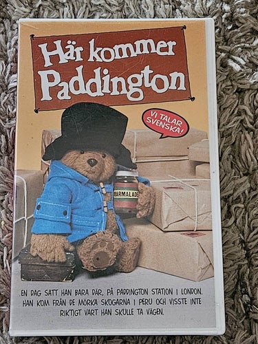 HÄR KOMMER PADDINGTON . Svenskt Tal (VHS)