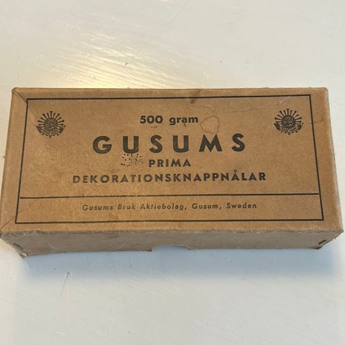 Låda i original ”Gusums Prima Dekorationsknappnålar”