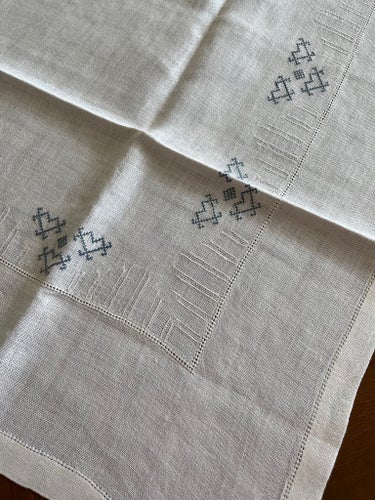 Linneduk /duk i linne handbroderad i korsstygn och myrgång, 80x87 cm