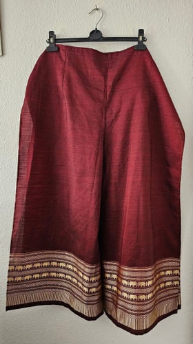 Thailändsk byxkjol vinröd med guldigt mönster storlek L-XL- XXL. Oanvänd.