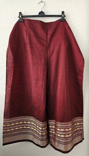 Thailändsk byxkjol vinröd med guldigt mönster storlek L-XL- XXL. Oanvänd.