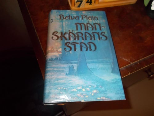 EN INBUNDEN BOK BELVA PLAIN MÅN SKÄRANS STAD