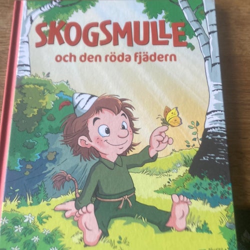 Skogsmulle och den röda fjädern