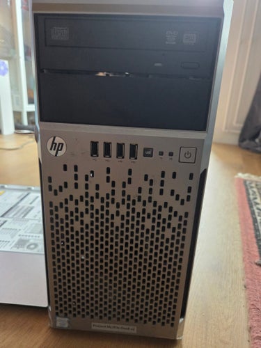 HP ProLiant ML310e Gen8 v2 Server med Intel Xeon E3-1220 v3 och 16 GB RAM