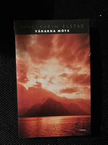 Vägarna möts. Av Anne Karin Elstad.