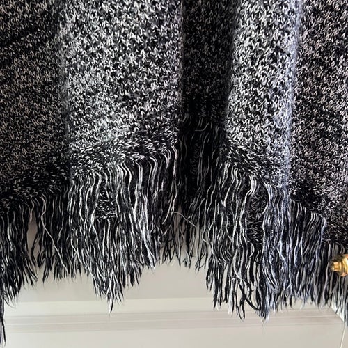 Isolde svart, vit poncho