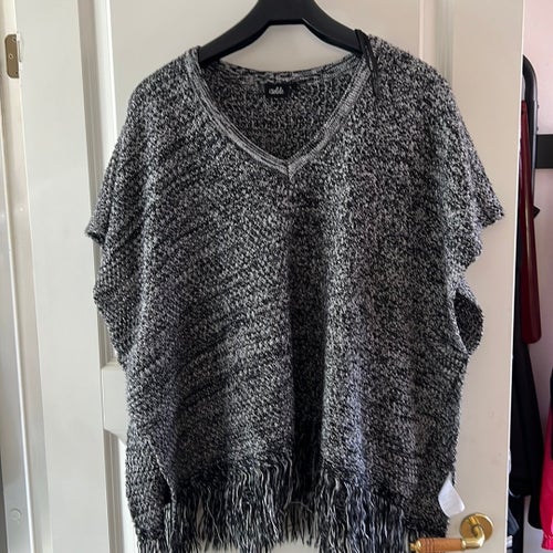 Isolde svart, vit poncho
