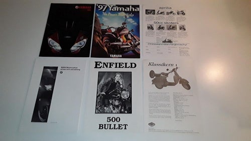 Bunt med motorcykel och moped broschyrer