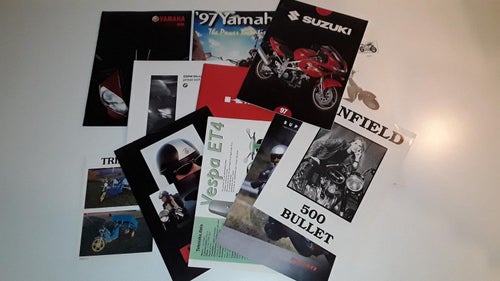 Bunt med motorcykel och moped broschyrer
