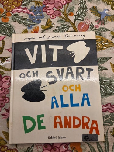 Retrobok: Vit och Svart och alla De andra, Inger och Lasse Sandberg (1986)