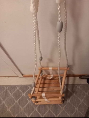Babysvinga i trä