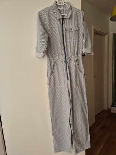 Dedicated. blå och vit jumpsuit, storlek S