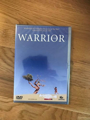 Warrior - INPLASTAD - UTGÅTT - Irfan Khan och Aino Annuddin.
