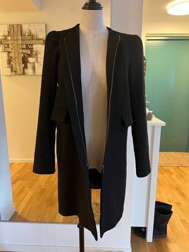 Ny med prislapp - stilren svart klassisk kappa från H&M storlek 34