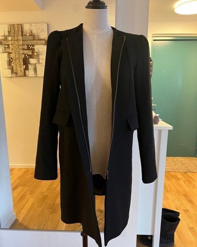 Ny med prislapp - stilren svart klassisk kappa från H&M storlek 34