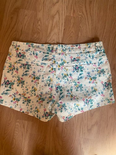 H&M blommiga shorts, storlek 40