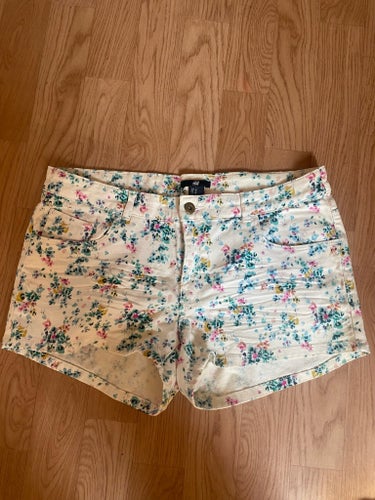 H&M blommiga shorts, storlek 40