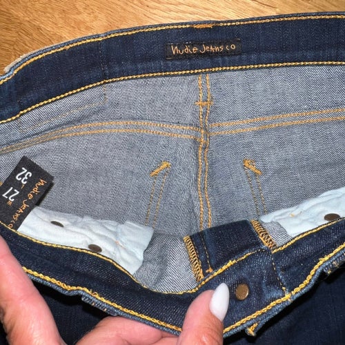 Mörkblå jeans från Nudie i strl 27”/32” Tube Kelly i jättefint skick.