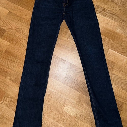 Mörkblå jeans från Nudie i strl 27”/32” Tube Kelly i jättefint skick.