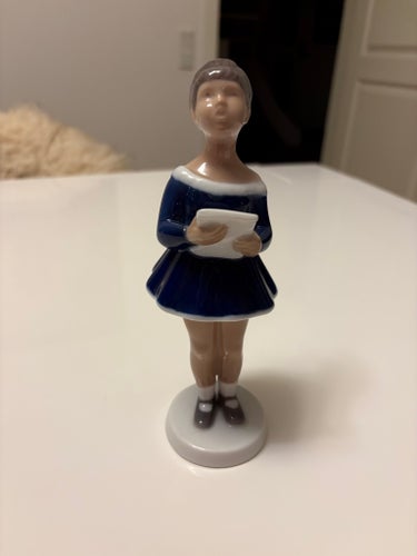 Bing & Grøndahl figur 2404, “Morgensang”