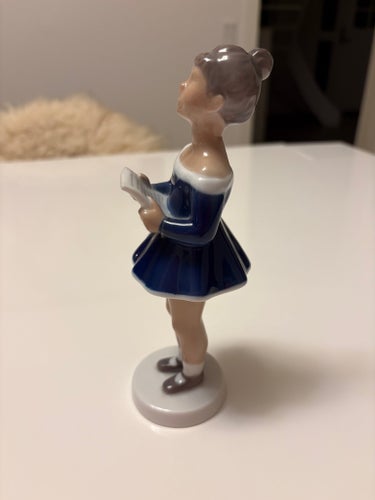 Bing & Grøndahl figur 2404, “Morgensang”