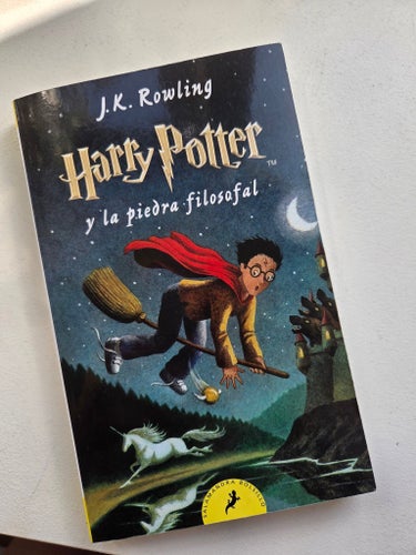 Harry Potter y la piedra filosofal av J.K. Rowling, 2004