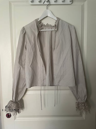 H&M ljusgrå blus, storlek S