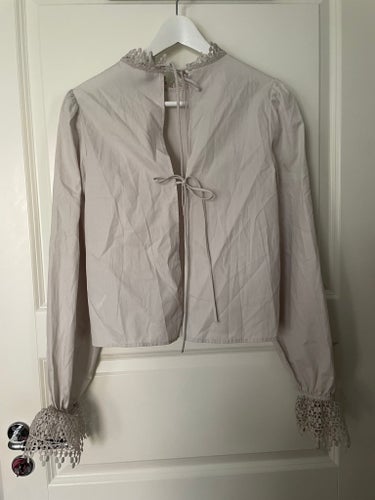 H&M ljusgrå blus, storlek S