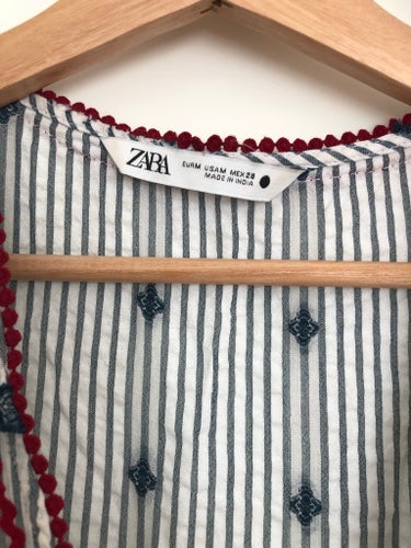 Somrig sval blå/vit dröm bäckebölja stl M ZARA