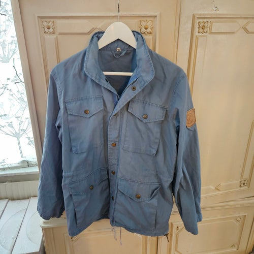 En vintage Fjällrävenjacka i storlek:38. I fint ljusblått.