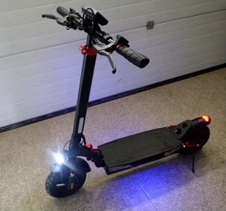 800W 48V 10Ah vuxna elektrisk skoter, 40km/h 40km räckvidd elskoter med 10" däck