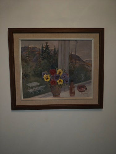 Blomsterstilleben vid fönster – signerad Ingmar E, troligen daterad 1943 (W092)