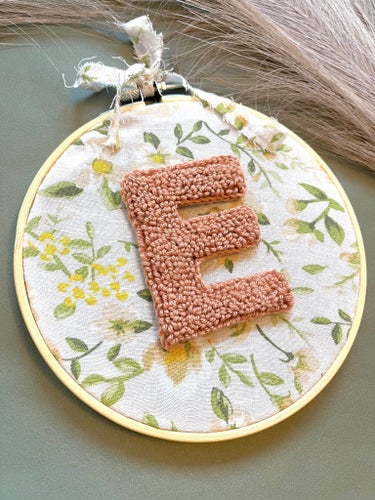 Broderad bokstavstavla