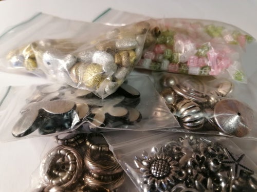 Sortiment plastpärlor