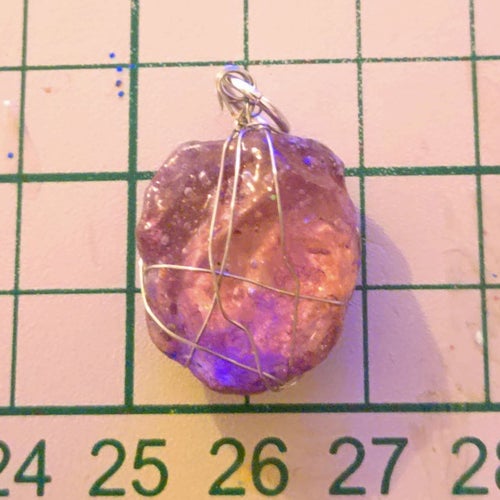 Unikt handgjort hänge – lilaskimmrande Konststen – Wire Wrap