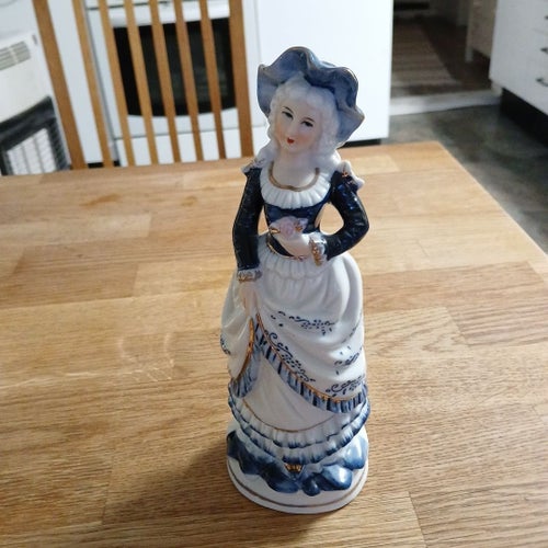 Porslinsfigur, kvinna i blå och vit klänning med hatt