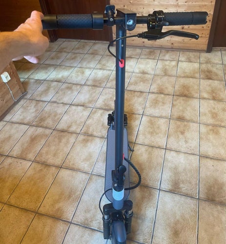 600W 36V 10,5Ah 31km/h vuxen elektrisk skoter med 8,5" däck, elsparkcykel
